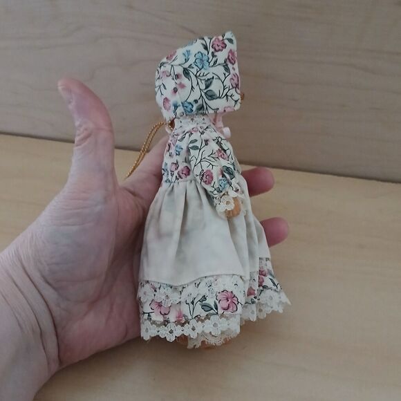 Porcelain Wolf "House of Global Art" 1983 Ornament Decor Wolf in Bonnet Dress - Picture 5 of 10